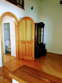 Spacious and bright 3-bedroom apartment with balcony close to th