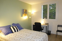 Chambre de 10 m2 ,très lumineuse avec un lit de 140 , un bureau et un placard