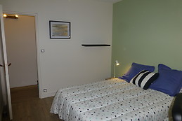 Chambre de 10 m2 ,très lumineuse avec un lit de 140 , un bureau