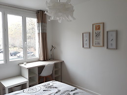 Chambre lumineuse et calme dans colocation spacieuse