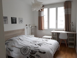 Chambre lumineuse et calme dans colocation spacieuse