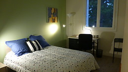 Chambre lumineuse de plus de 10 m2 sans vis à vis ,vue sur les pins