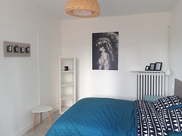 Chambre lumineuse et intégralement meublée dans colocation spacieuse