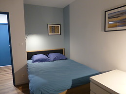 chambre lumineuse avec un lit de 140 ,un bureau et un placard, presque 10m2