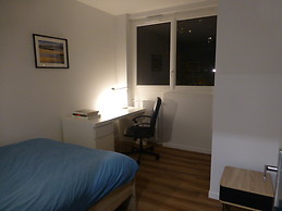 chambre lumineuse avec un lit de 140 ,un bureau et un placard, p