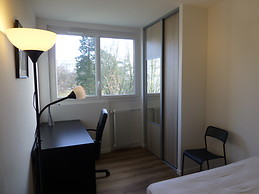 Chambre lumineuse avec un lit de 140 , un grand bureau et un pla