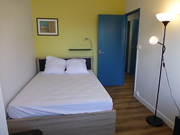 Chambre lumineuse avec un lit de 140 , un grand bureau et un placard