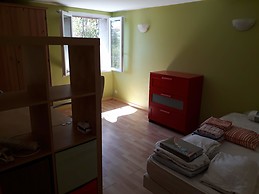 Chambre Tilleul, vue sur jardin, spacieuse (13 m2), équipée de tout le mobilier nécessaire pour vivre paisiblement