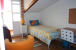 CITY CENTER FOR GIRLS NEAR 3 LINES SUBWAY AND UNIVERSITYS