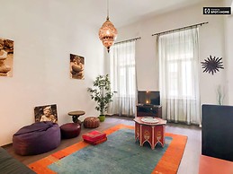 Colorful 1-bedroom apartment with balcony and AC for rent in Terezvaros