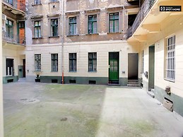 colorful-1-bedroom-apartment-balcony-ac-rent-terezvaros-d5d31c73