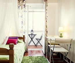 Cosy room with heat, balcony, central Lisbon, all included, extr