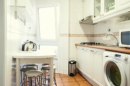 Cosy room with heat, balcony, central Lisbon, all included, extr