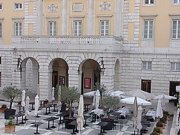 Cosy room with heat, balcony, central Lisbon, all included, extr