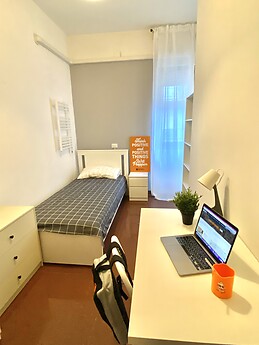 Camera privata libera a Bari in un favoloso appartamento di 8 stanze con internet e con ascensore