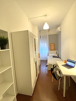Confortevole stanza per universitari, libera per lunghi periodi in un appartamento condiviso in una buona posizione a Bari
