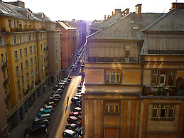 Top floor, single room apartment for 1/2 students in downtown Budapest available now