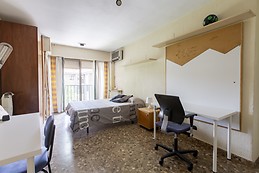 Habitación gigante con baño privado y ventanal en piso de estudiantes para 3 en la Universidad (La Merced). ¡Facturas incluidas!