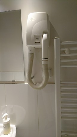 Quite room in a 2 - bedroom apartment located a few steps from