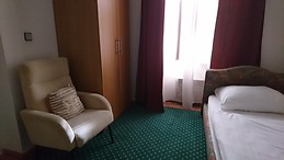 Quite room in a 2 - bedroom apartment located a few steps from Charles Square