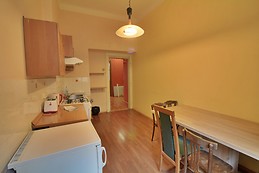 Spacious 2 bedrooms flatel one minute from Metro .