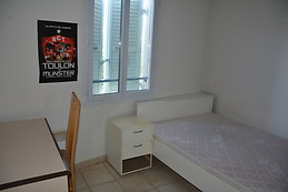 face au parc de la navale, près du CNIM Brégaillon, de l'IPFM, de l'IUFM, du casino JOA et de l'embarcadaire pour Toulon