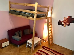 Fully equipped, sunny apartment for rent in central Budapest, wi