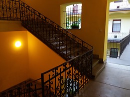 Fully equipped, sunny apartment for rent in central Budapest, wi