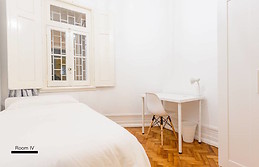 Fully furnished and serviced room in bright central apartment