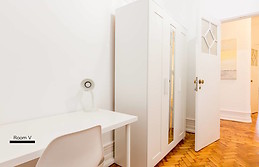 Fully furnished and serviced room in bright central apartment