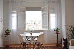 Fully furnished and serviced room in bright central apartment