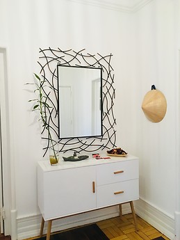 Fully furnished and serviced room in bright central apartment