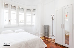 Fully furnished and serviced room in bright central apartment