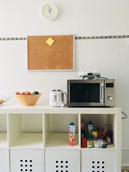 Fully furnished and serviced room in bright central apartment