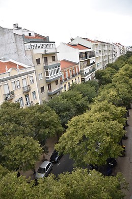 Fully furnished and serviced room in bright central apartment