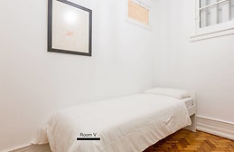 Fully furnished and serviced room in bright central apartment