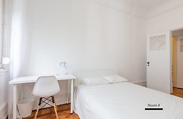 Fully furnished and serviced room in bright central apartment