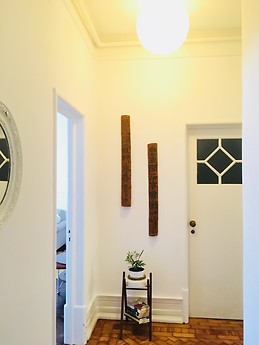 Fully furnished and serviced room in bright central apartment