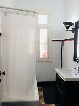 Fully furnished and serviced room in bright central apartment