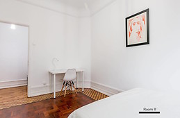 Fully furnished and serviced room in bright central apartment