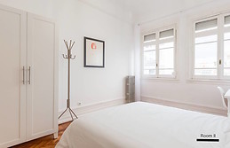 Fully furnished and serviced room in bright central apartment