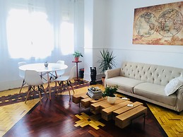 Fully furnished and serviced room in bright central apartment