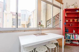 Fully furnished and serviced room in bright central apartment