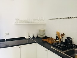 Fully furnished and serviced room in bright central apartment