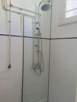 Fully furnished and serviced room in bright central apartment