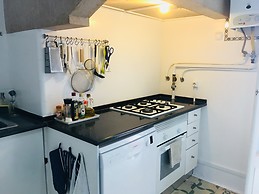 Fully furnished and serviced room in bright central apartment