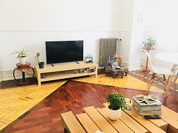 Fully furnished and serviced room in bright central apartment