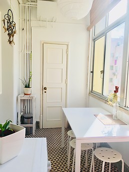 Fully furnished and serviced room in bright central apartment