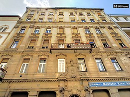 furnished-3-bedroom-apartment-rent-erzsebetvaros-7b9aaa353e18229