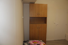 Furnished bedroom with window in the ground floor